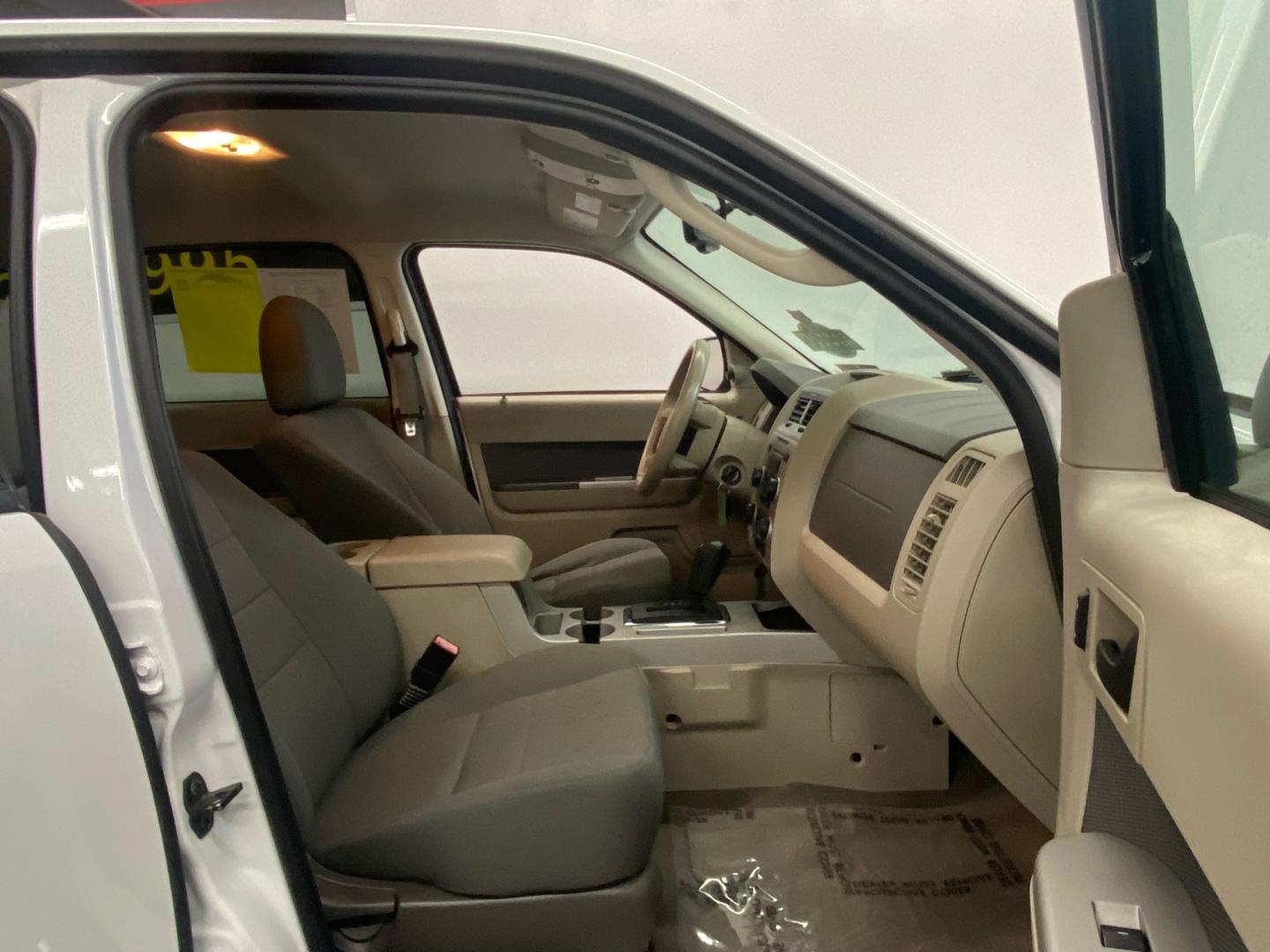 2010 WHITE /tan Ford Escape XLT 4WD (1FMCU9DG3AK) with an 3.0L V6 DOHC 24V engine, 6-Speed Automatic transmission, located at 533 S West End Blvd., Quakertown, PA, 18951, (877) 257-4995, 40.343994, -75.303604 - INCLUDED IN THE SALE PRICE OF EVERY VEHICLE: 48 Hour Money Back Guarantee 6 Month - 6,000 Mile Warranty Brand New PA State Inspection & Emission $10 Oil Changes for the Life of the Loan Complete CARFAX - Photo#4